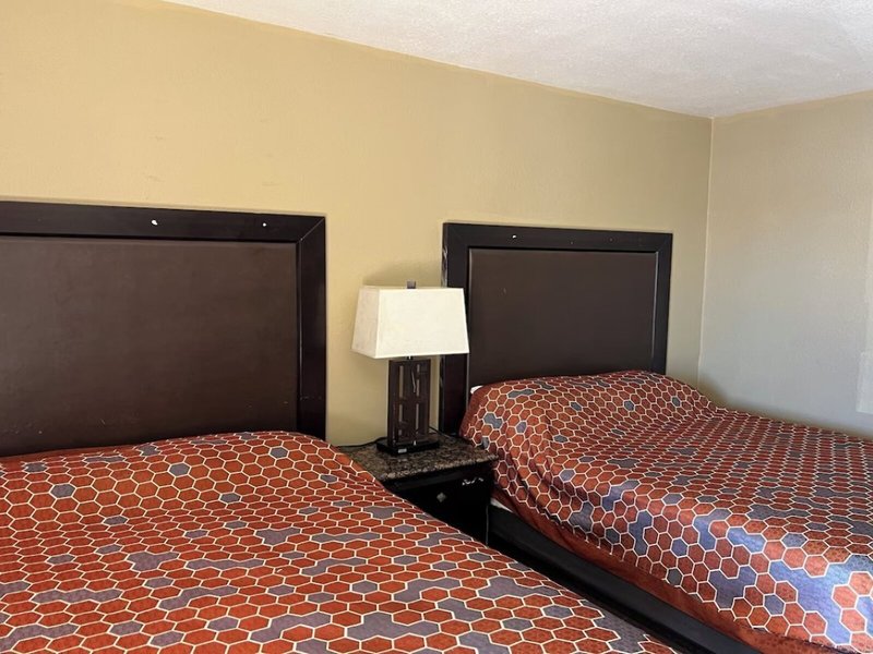 Carl's Motel 7 - Room Example