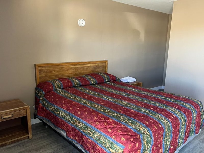 Carl's Motel 8 - Room Example