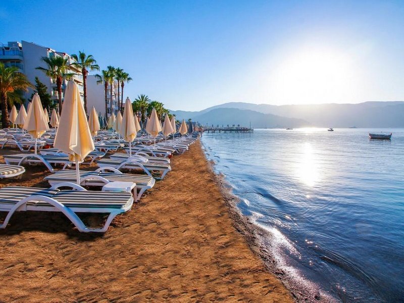 Aurasia Beach Hotel  7