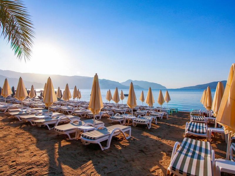Aurasia Beach Hotel  8