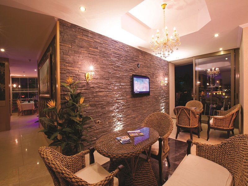 Aurasia Beach Hotel  17