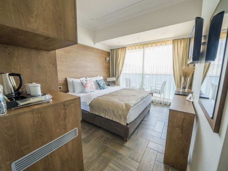 Aurasia Beach Hotel  26