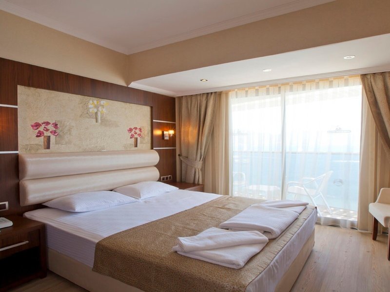 Aurasia Beach Hotel  30