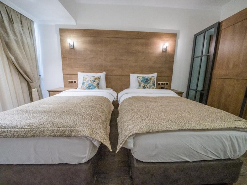 Aurasia Beach Hotel  32