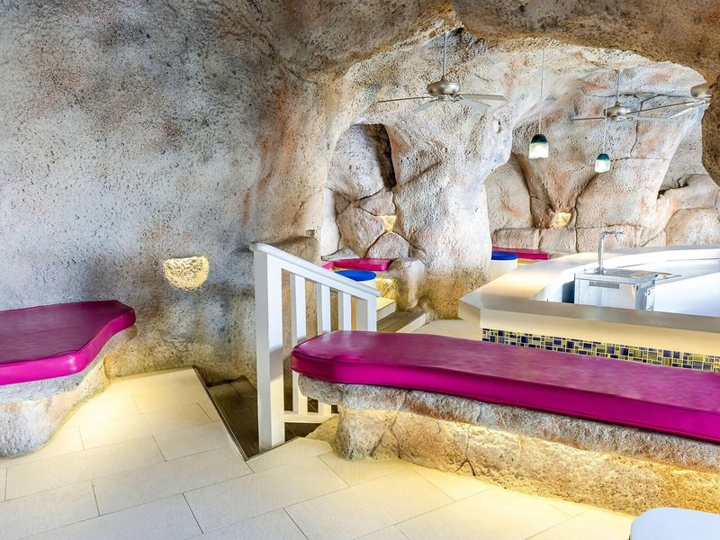 Crystal Cove by Elegant Hotels 37