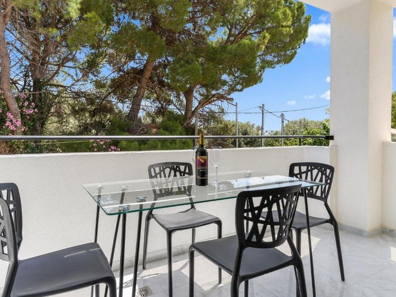 Miralis Apartments 8