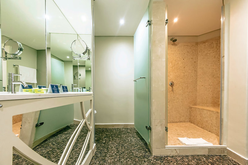 Lagoon Beach Hotel & Spa 14