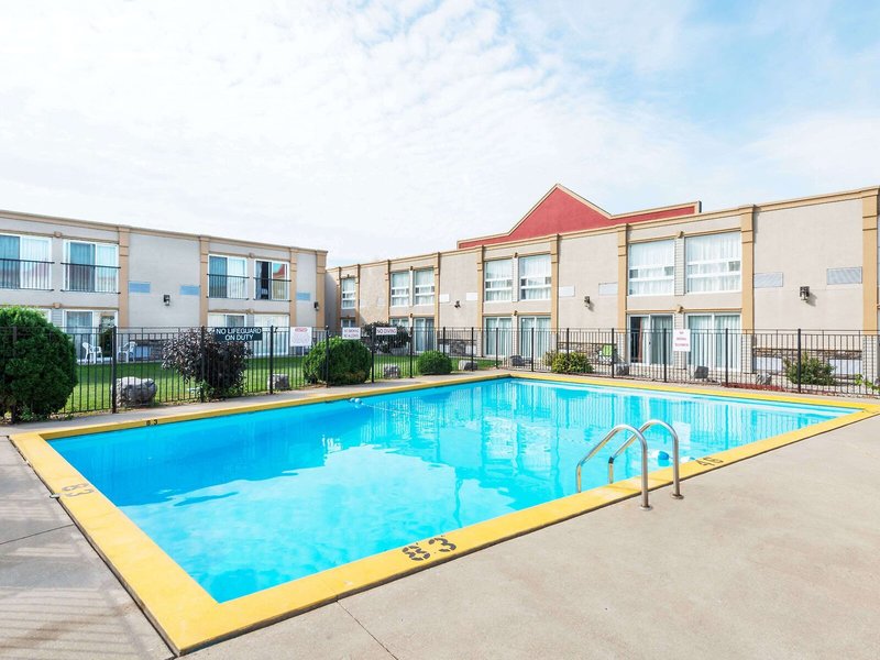 Super 8 Cambridge/Kitchener/Waterloo Area