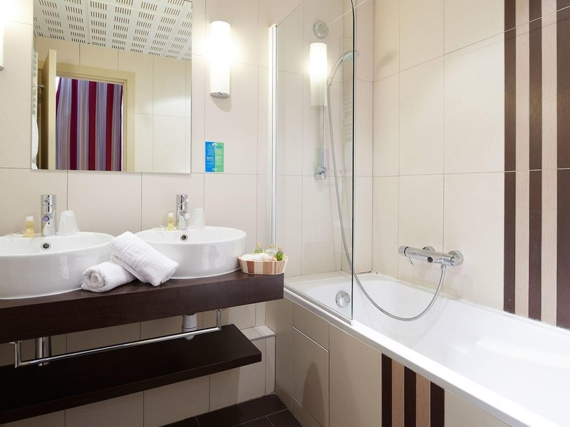 Le Balmoral 37 - Bathroom Example