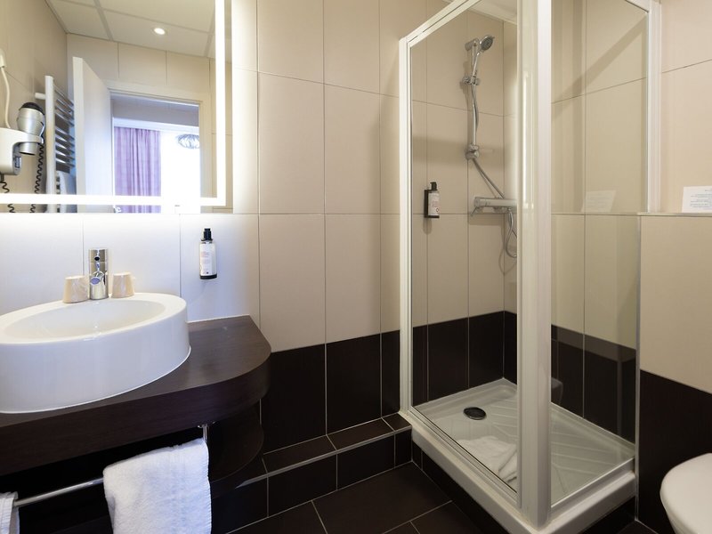 Le Balmoral 41 - Bathroom Example