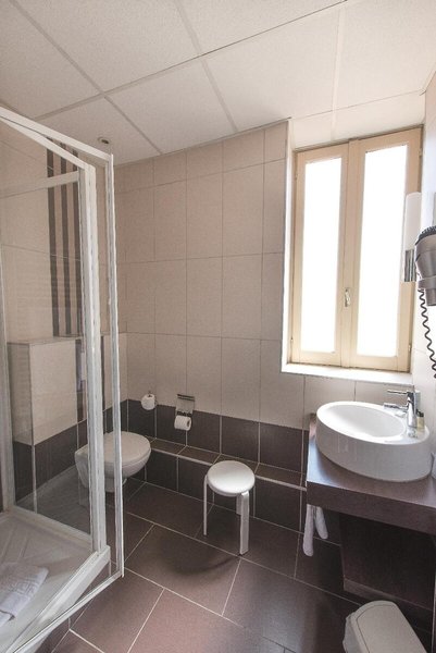 Le Balmoral 43 - Bathroom Example