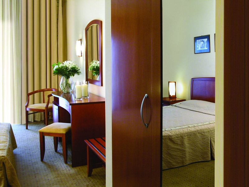 Ambassador Hotel 38