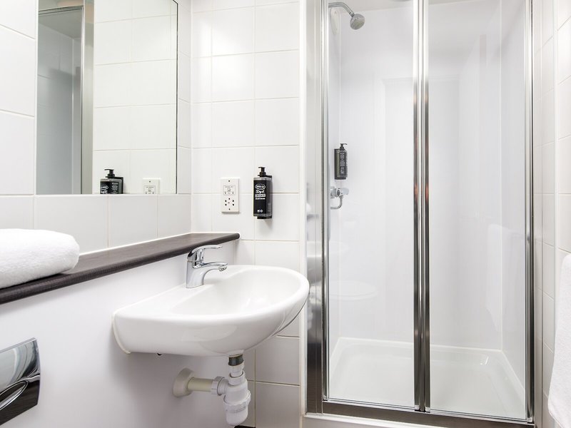 Travelodge London Heathrow Central 23 - Bathroom Example
