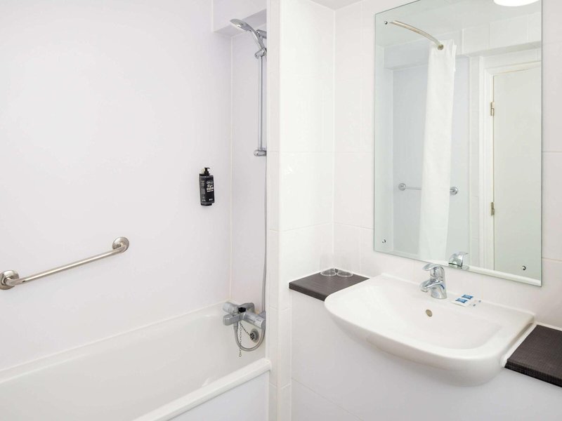 Travelodge London Heathrow Central 26 - Bathroom Example
