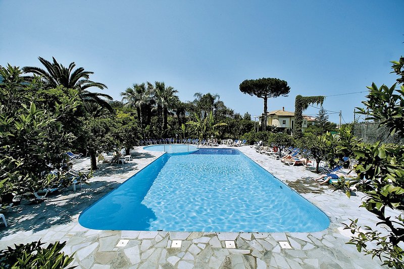 Alpha 22 - Outdoor Pool