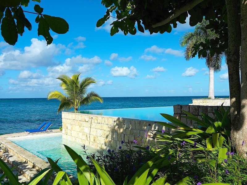 Round Hill Hotel & Villas 18