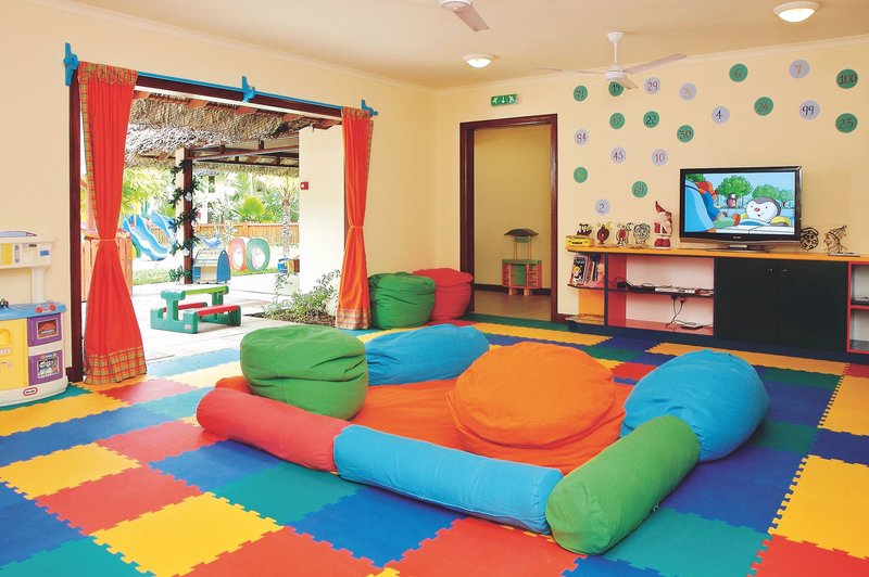 Constance Lemuria 11