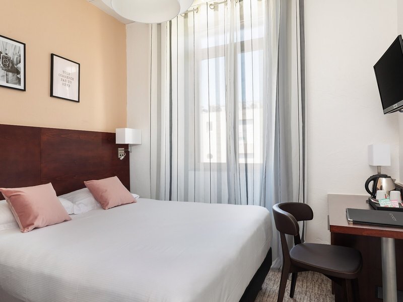 Hotel The Originals des Orangers Cannes 48 - Room Example