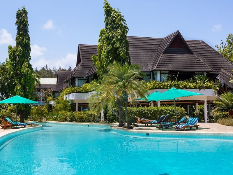 Travellers Beach Hotel & Club  2