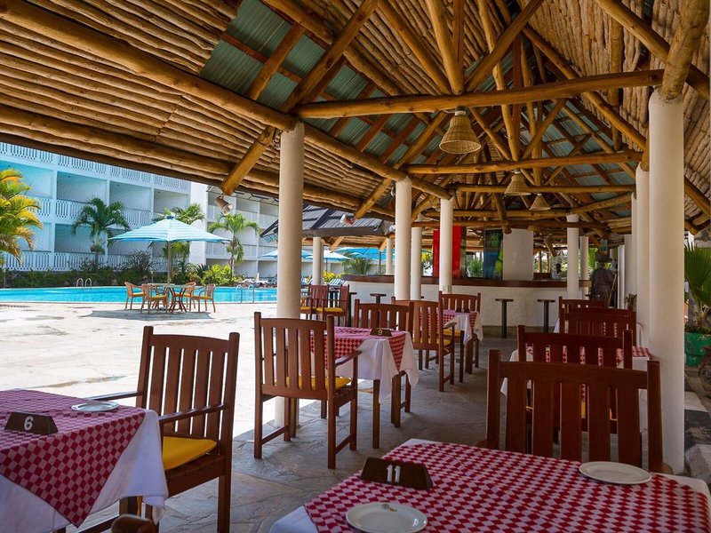 Travellers Beach Hotel & Club  8