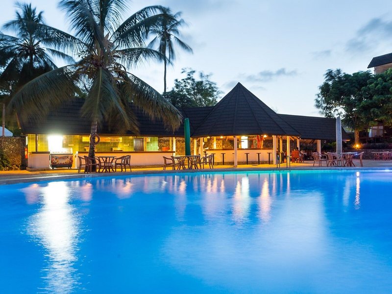 Travellers Beach Hotel & Club  11