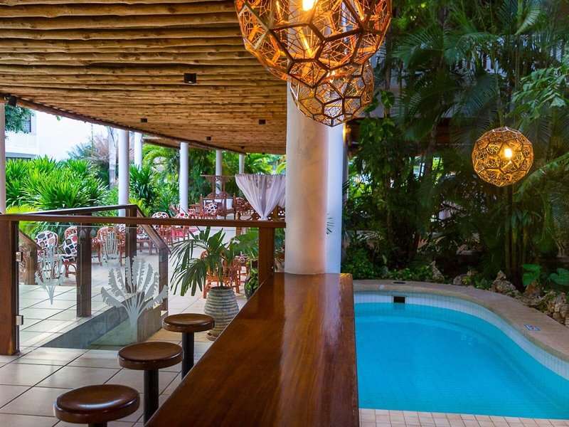 Travellers Beach Hotel & Club  12