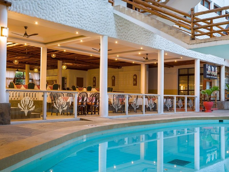 Travellers Beach Hotel & Club  18