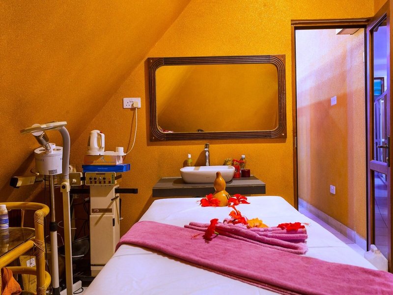 Travellers Beach Hotel & Club  23