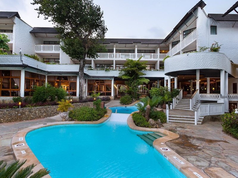 Travellers Beach Hotel & Club  38