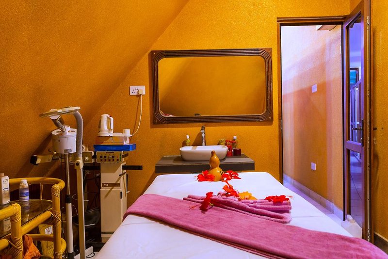 Travellers Beach Hotel & Club  1