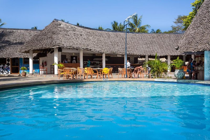 Travellers Beach Hotel & Club  2