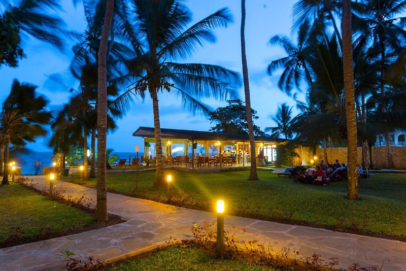 Travellers Beach Hotel & Club  3