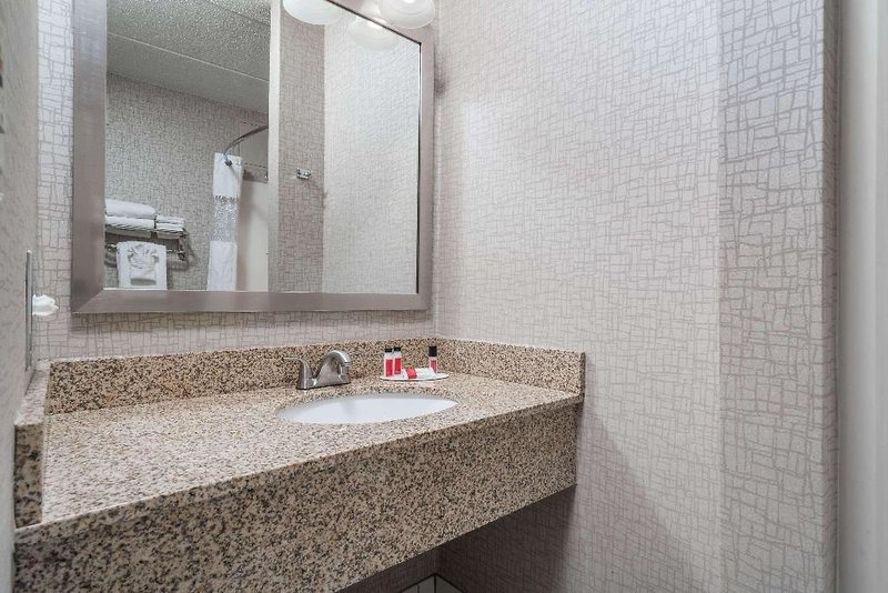 Days Hotel Minneapolis - University of Minnesota 5 - Bathroom Example