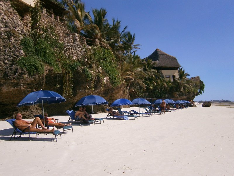 Bahari Beach Hotel 9