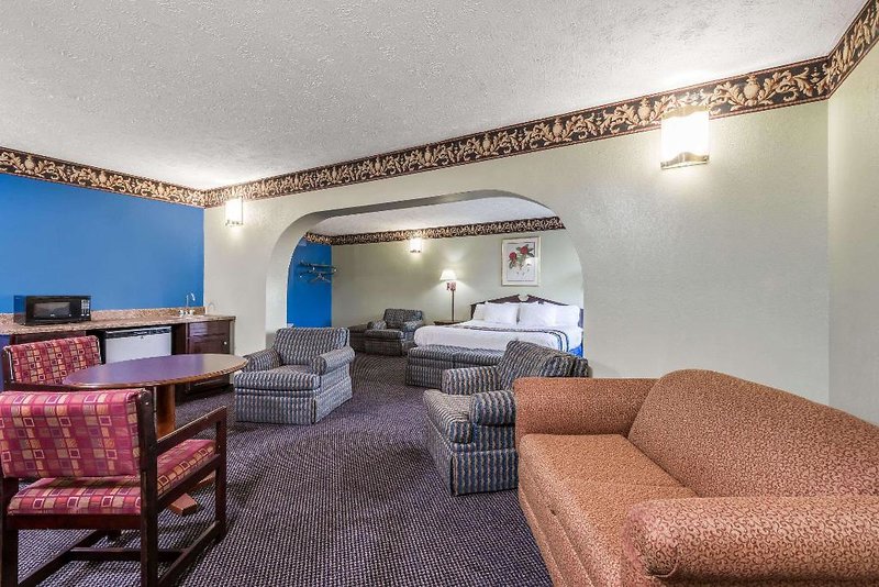 Days Inn & Suites by Wyndham Youngstown / Girard Ohio