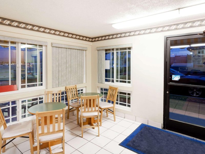 Days Inn by Wyndham Barstow 8