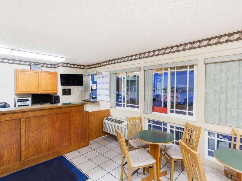 Days Inn by Wyndham Barstow 9