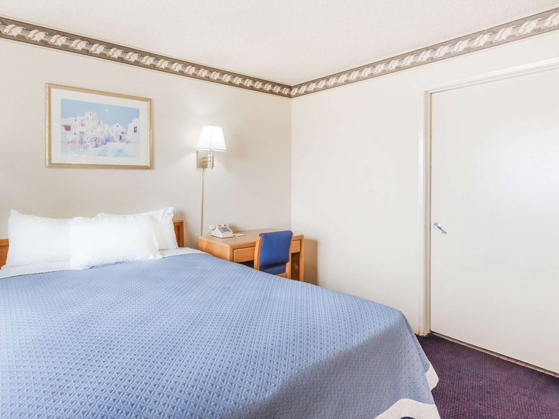 Days Inn by Wyndham Barstow 11