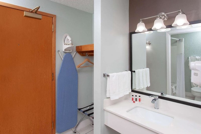 Baymont Inn & Suites Grand Haven 2