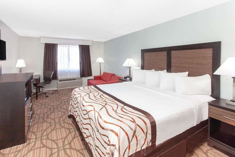 Baymont Inn & Suites Grand Haven 4