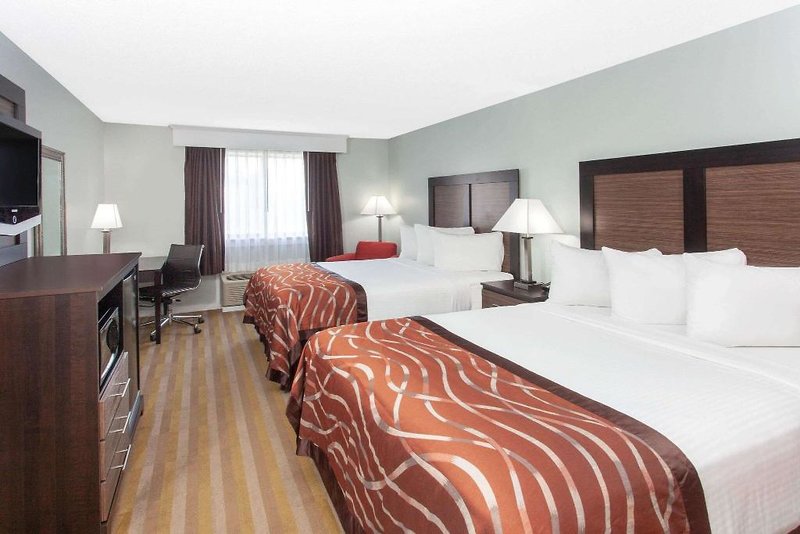 Baymont Inn & Suites Grand Haven 5