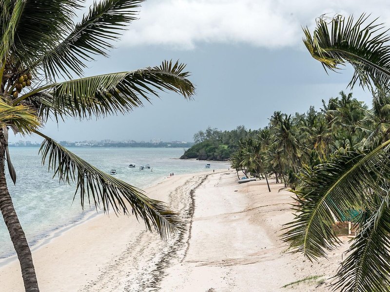 PrideInn Flamingo Beach Resort  8