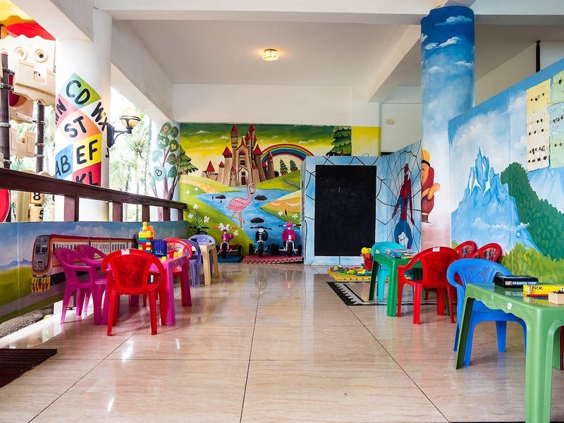 PrideInn Flamingo Beach Resort  36