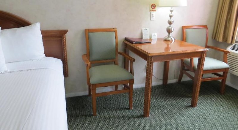 Days Inn by Wyndham Santa Monica/Los Angeles 4