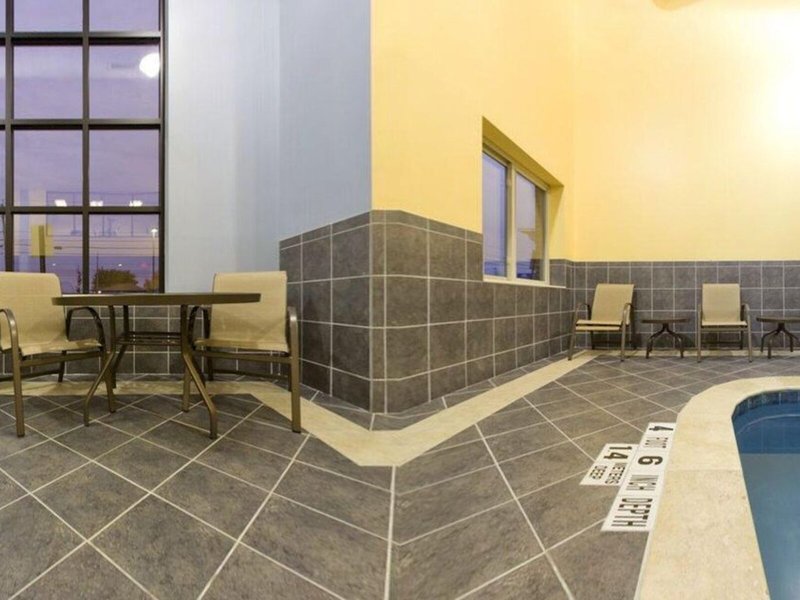 Holiday Inn Express & Suites Niagara Falls 4