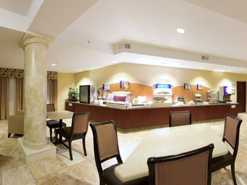 Holiday Inn Express & Suites Niagara Falls 10