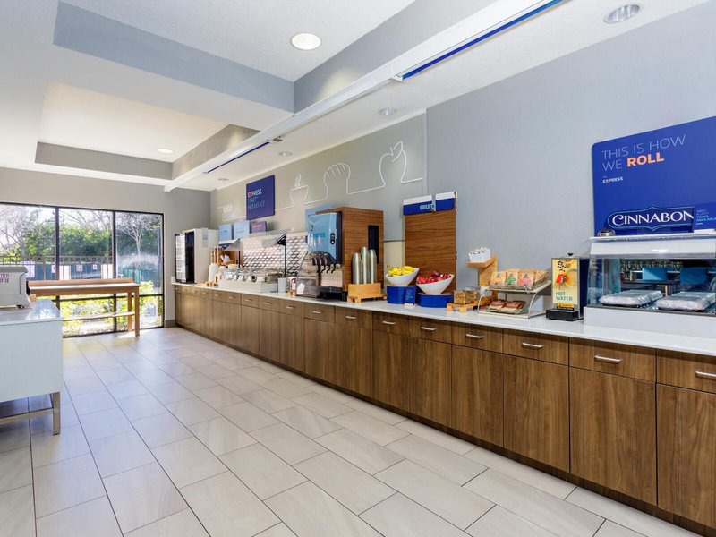 Holiday Inn Express & Suites Orlando-Ocoee East 11