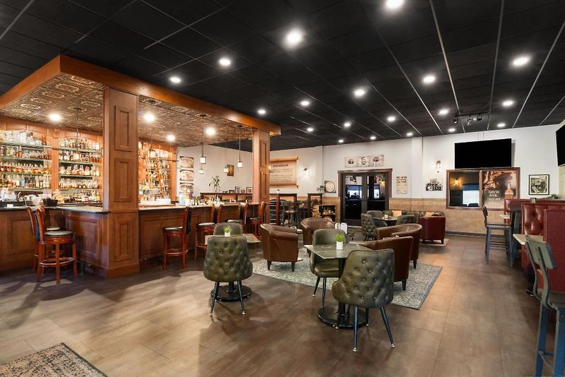 Holiday Inn Express Hotel & Suites