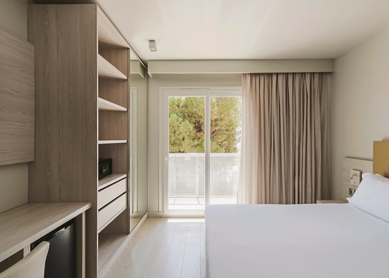 Mediterraneo Roses 3