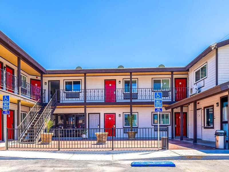 Hotel Avenida Victorville I 15 2